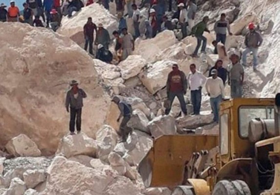 Mueren siete personas por deslave de cerro en el centro de México