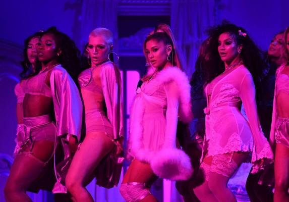Ariana Grande impacta con sus tres cambios de vestuario en los Grammy 2020