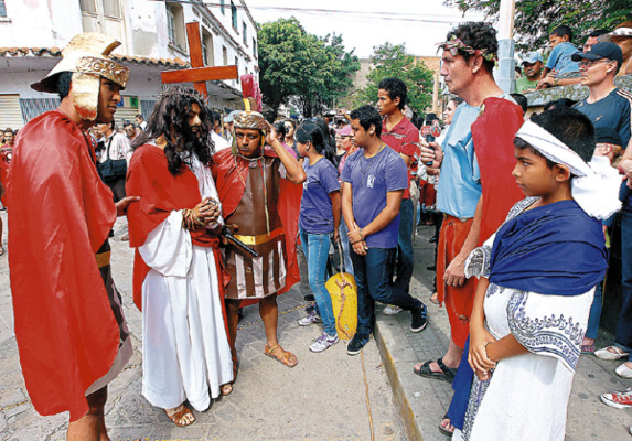 Honduras: Fieles reviven la pasión y la fe con el Vía Crucis bíblico