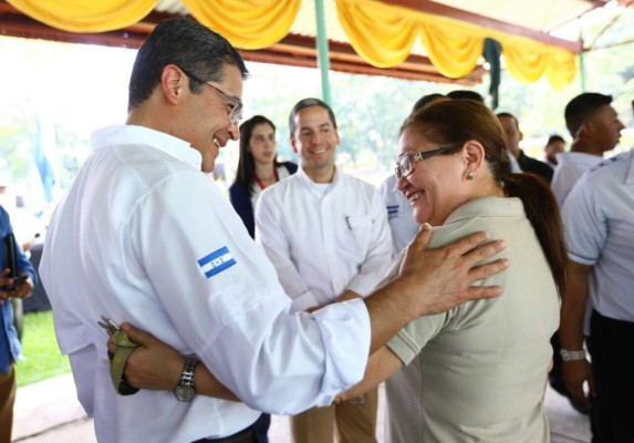 Maestra de Juan Orlando Hernández: 'Nunca me dio problemas... siempre fue un líder con sus compañeros'