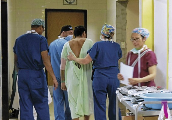 Pacientes con fracturas son operados por médicos extranjeros