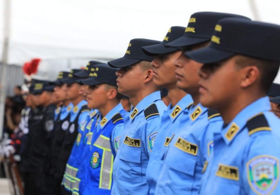 Fotos de la ceremoria de ascensos de 128 oficiales de la Policía Nacional