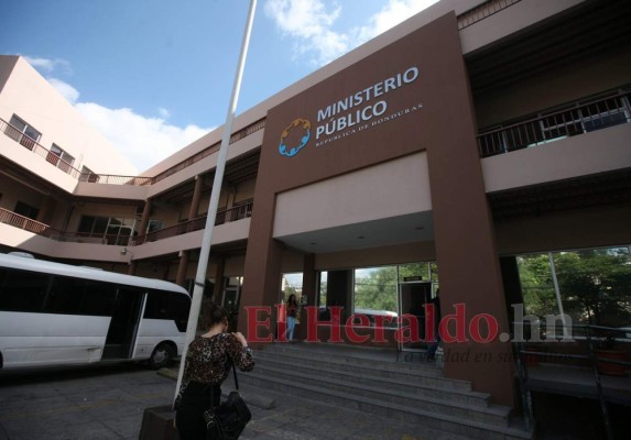 El poder político conspira contra el Ministerio Público, dicen analistas