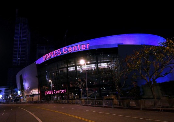 Calle vacía en las afueras de Staples Center, ya que el juego entre Los Ángeles Clippers y Los Ángeles Lakers fue pospuesto después de la muerte de Kobe Bryant el 28 de enero de 2020 en Los Ángeles, California.