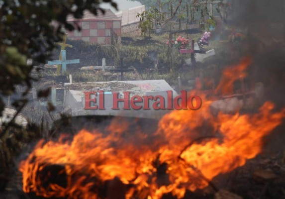 Fotos: Así fue el voraz incendio que consumió varias tumbas del cementerio Sipile en Comayagüela