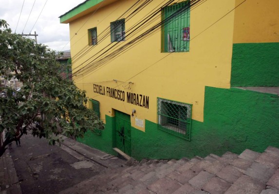 Insignes centros educativos de la capital resaltan a los próceres