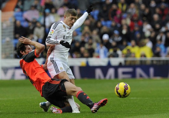 Real Madrid gana a la Real con doblete de Benzema y gol de James