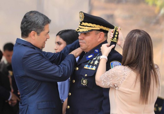 Fotos de la ceremoria de ascensos de 128 oficiales de la Policía Nacional