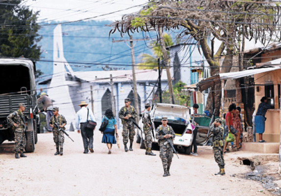 FF AA tendría 300 millones menos para este año