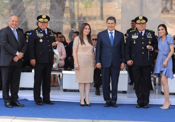 Fotos de la ceremoria de ascensos de 128 oficiales de la Policía Nacional