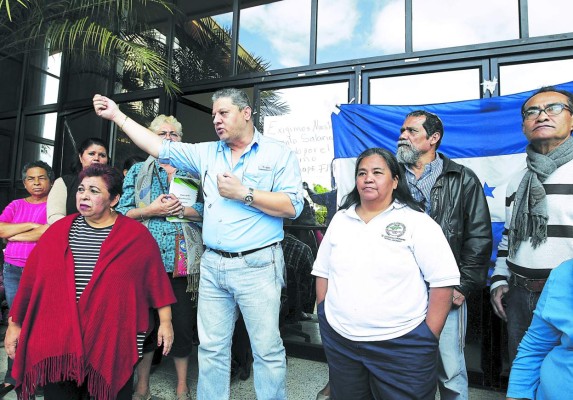 Empleados del RNP suspenden paro a cambio de un bono