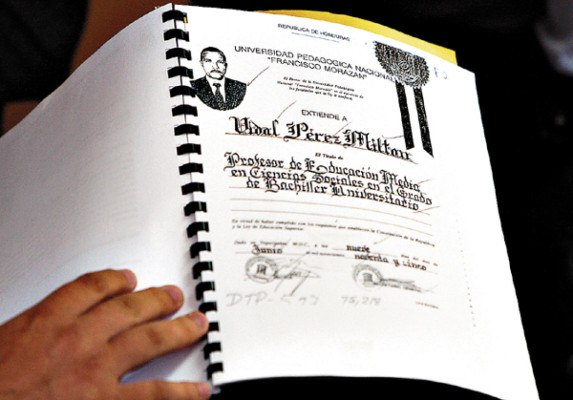 Dirigente magisterial cobra con título falso