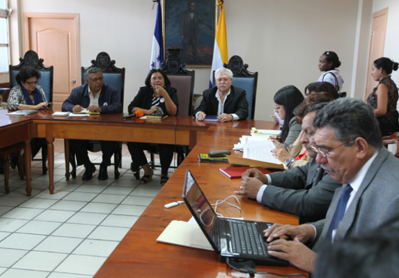 Proponen que cuatro hondureños y tres extranjeros integren junta interventora