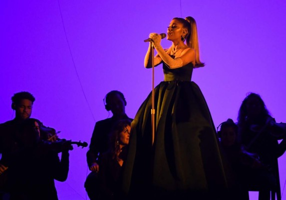Ariana Grande impacta con sus tres cambios de vestuario en los Grammy 2020