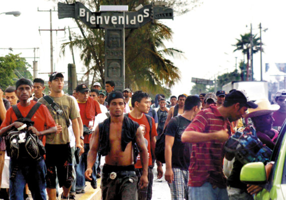 Centenares de hondureños varados en México