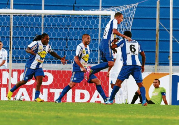 Olimpia es líder con apuros