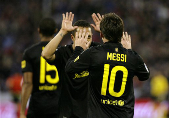 El Barca remonta en Zaragoza y se pone a tres del Madrid