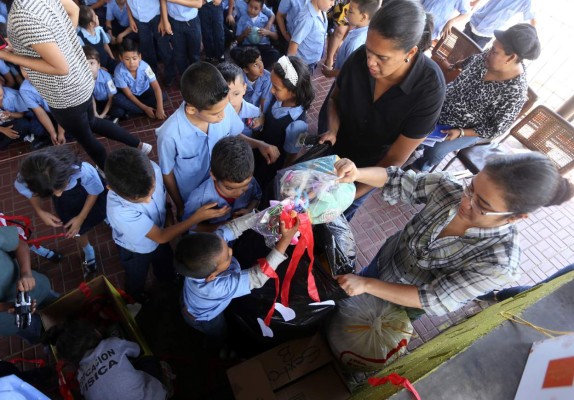 Felicidad en la Escuela 4 de Junio con la jornada de magia solidaria