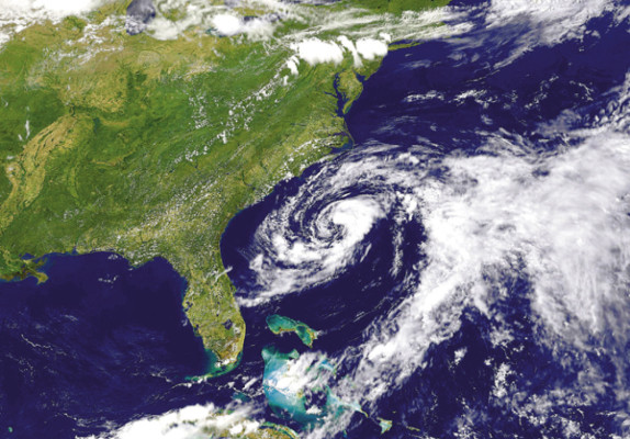 Beryl se vuelve tormenta tropical y avanza hacia la costa sureste de EEUU