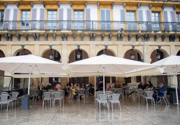 Sol, cerveza y terrazas: España celebra la cautelosa vuelta a la vida
