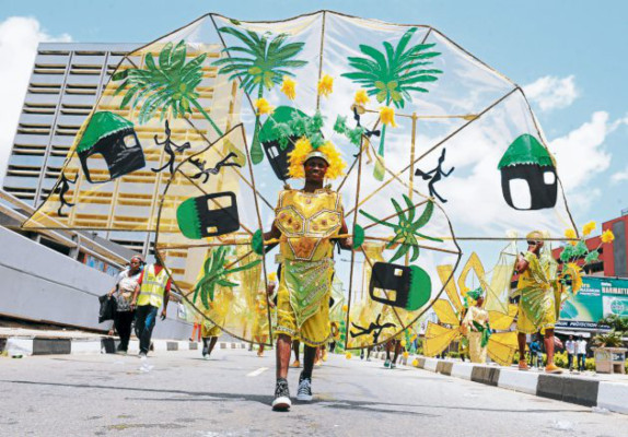 Un colorido desfile al ritmo del reggae