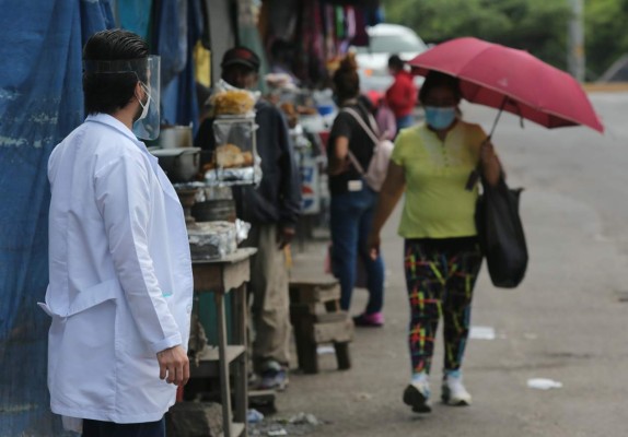 Solo un 30% del personal médico está en la primera línea de batalla