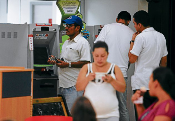 Bancos encarecen costo de retiros