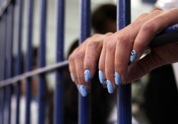 Audiencia inicial a dos mujeres sospechosas de participar en masacre de la Villa Nueva