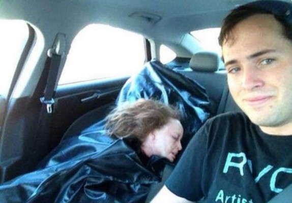 Robó el cadáver de su novia para tomarse selfie