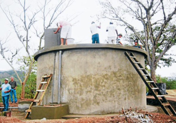 Instalan agua de pozo en Aldea Telica Centro