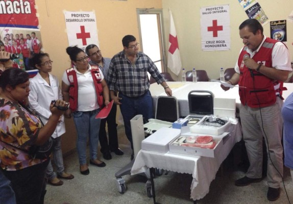 Entregan equipo a clínica infantil