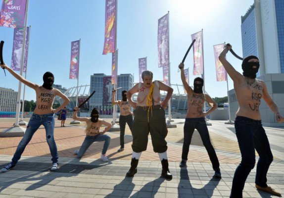 Mujeres protestan en 'top less' por presencia de Lukashenko