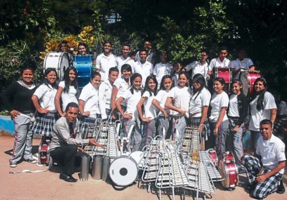 Bandas de guerra afinan sus ritmos para desfiles patrios