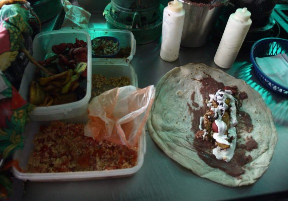 La 'Mega Baleada' de Los Dolores, sazón único en la capital hondureña