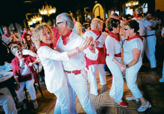 Mozos de rojo y blanco en las calles de Pamplona