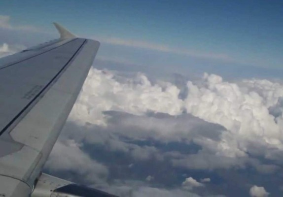 Avión agita las nubes a su paso y 'dibuja' corazones en el cielo
