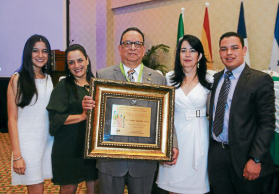 Reconocen trayectoria de Gaspar Vallecillo Molina