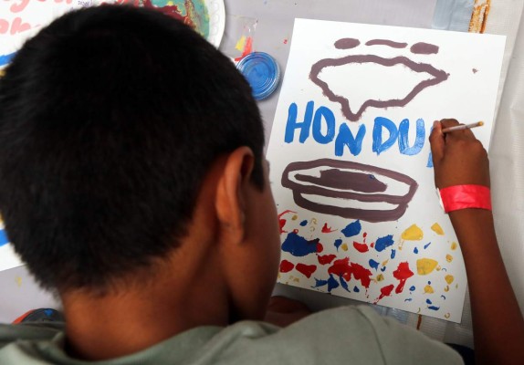 Niños llenan de color a Tegucigalpa