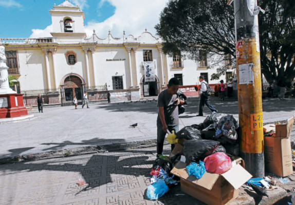 Más de 100 años de historia olvidados en parques de Tegucigalpa