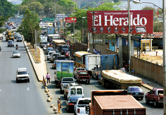 Infernal tráfico en salidas del Distrito Central