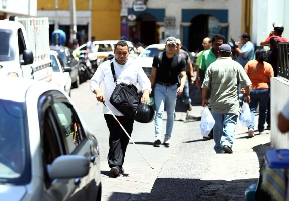 A la mano de Dios circulan personas con discapacidad en la capital de Honduras
