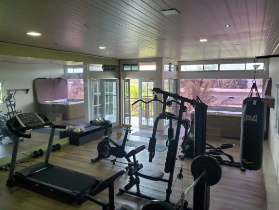 Con jacuzzi, cancha de fútbol y gimnasio, así es la lujosa casa de Alberth Elis que puedes rentar en Tela