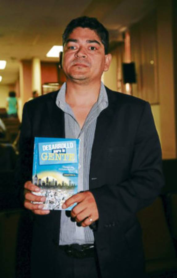 Joseph Malta presentó su libro en la UNAH