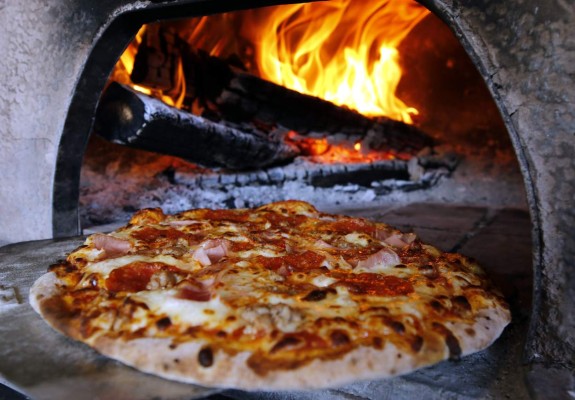 En un horno a base de leña y vualá, La Pizza