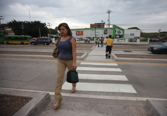 Eliminan cruces en el bulevar Centroamérica, frente a la colonia Kennedy de Tegucigalpa