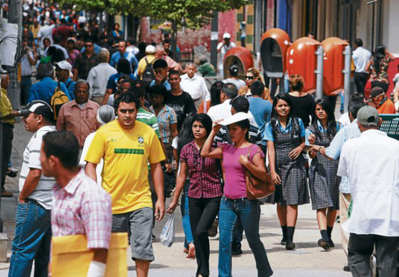 Miles de jóvenes hondureños compiten por empleo temporal