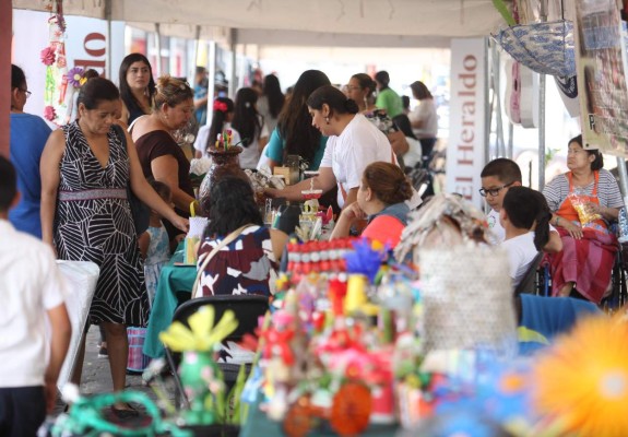 Megaexpoferia del reciclaje cautiva a decenas de clientes en la capital de Honduras
