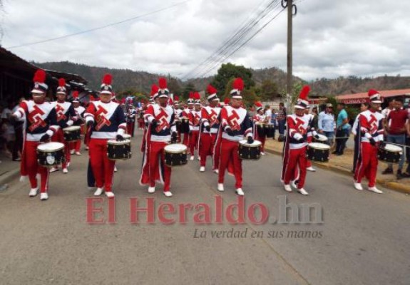 FOTOS: Las bellas palillonas y bandas que deslumbraron en desfiles de Danlí