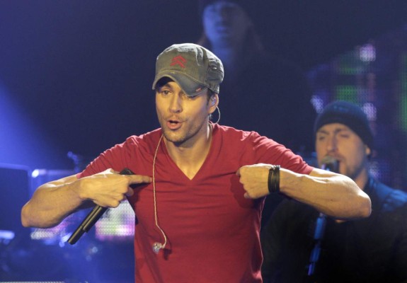 Enrique Iglesias se presenta borracho en concierto