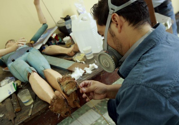 Cuatro ángeles de la Basílica en restauración previo a la Semana Santa